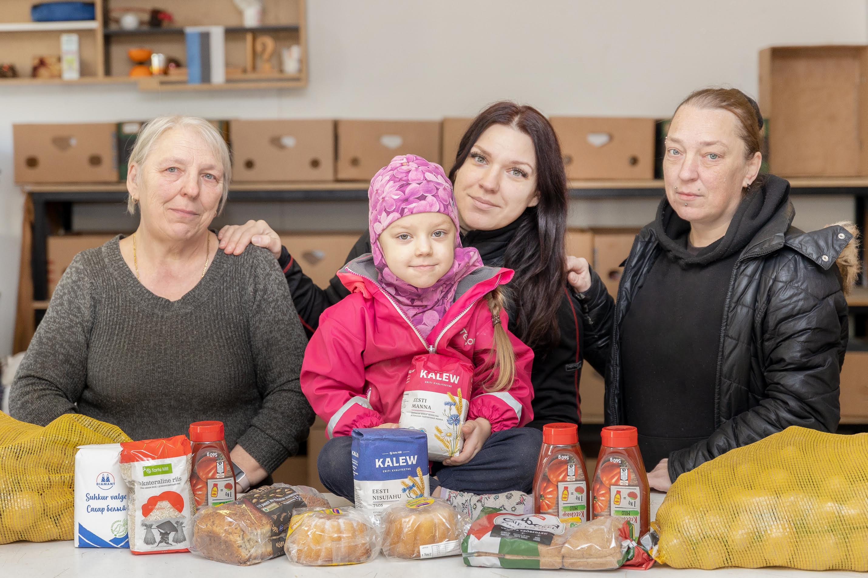 Võru toidupank on Võru linnale ja Antsla vallale väga heaks koostööpartneriks, kes tagab toimetulekuraskustes inimestele esmase toidukraami. Toidupanga fotole tulid: Ester Penk (vasakult), Helle Laurits, Jaanika Jürgenson ja pisikene Marlenne. FOTO: Aigar Nagel